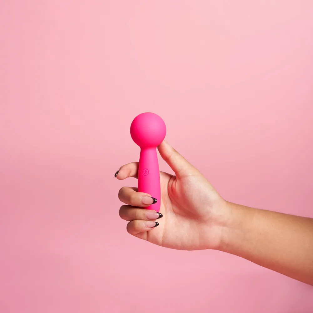 Lolly ミニワンドバイブレーター — ハンドで使用中